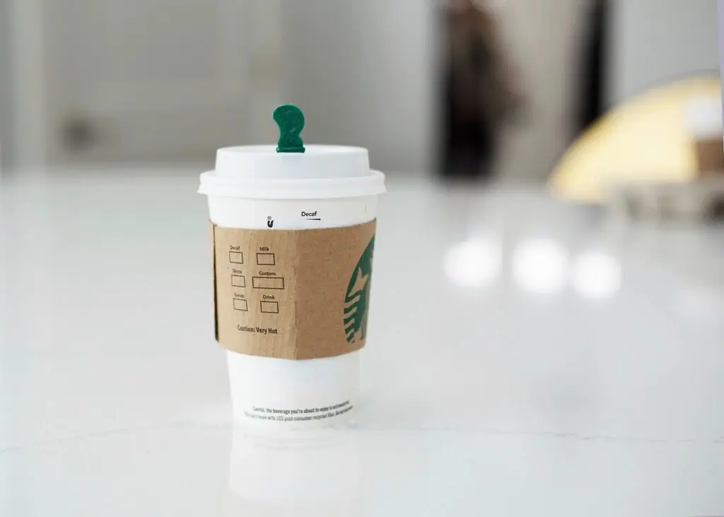 A Starbucks története: egy seattle-i kávépörkölőtől a globális kávébirodalomig